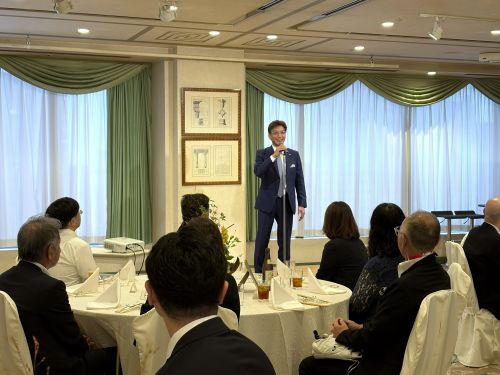 25周年式典にて代表挨拶をしている弊社社長